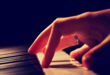 羽毛球价格两年上涨100%，比黄金还猛！大批人提前囤货：真买不起了…….